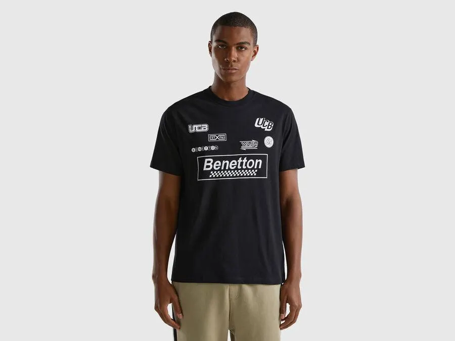 Camiseta negra con estampado de logotipos