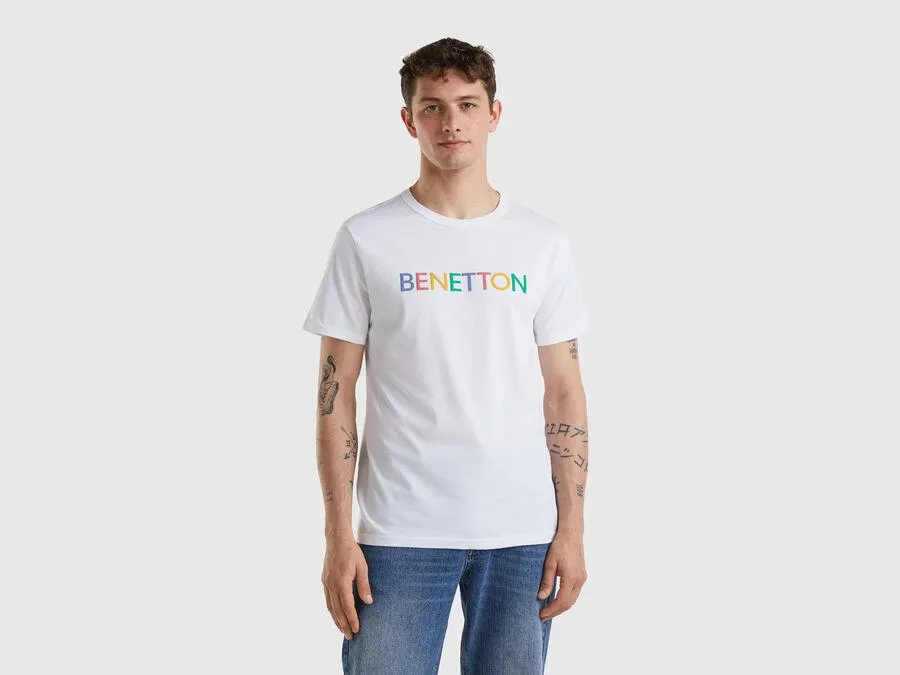 Camiseta blanca de algodón orgánico con logotipo multicolor