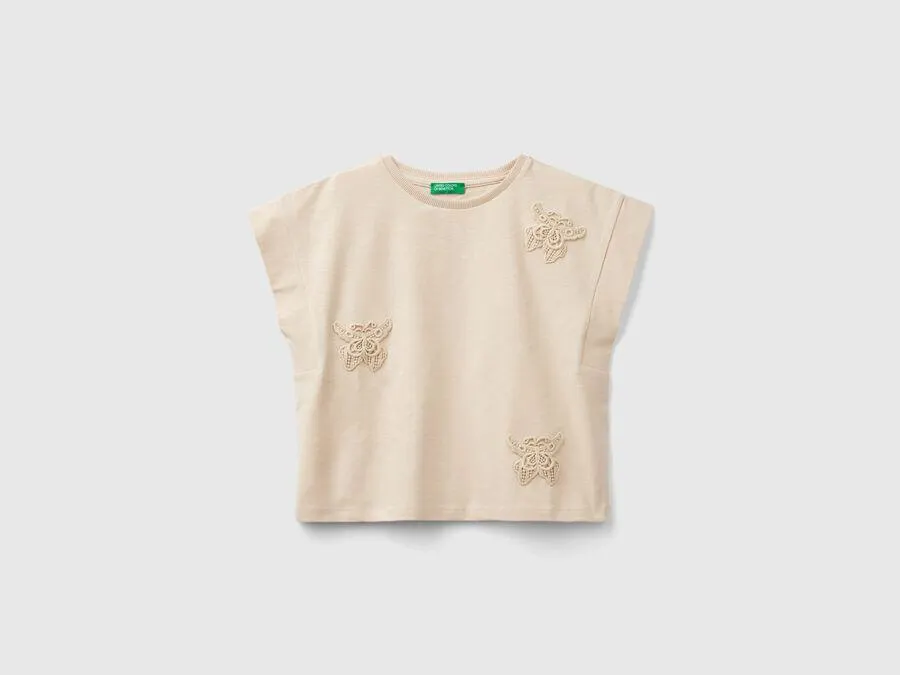Camiseta con parche de macramé