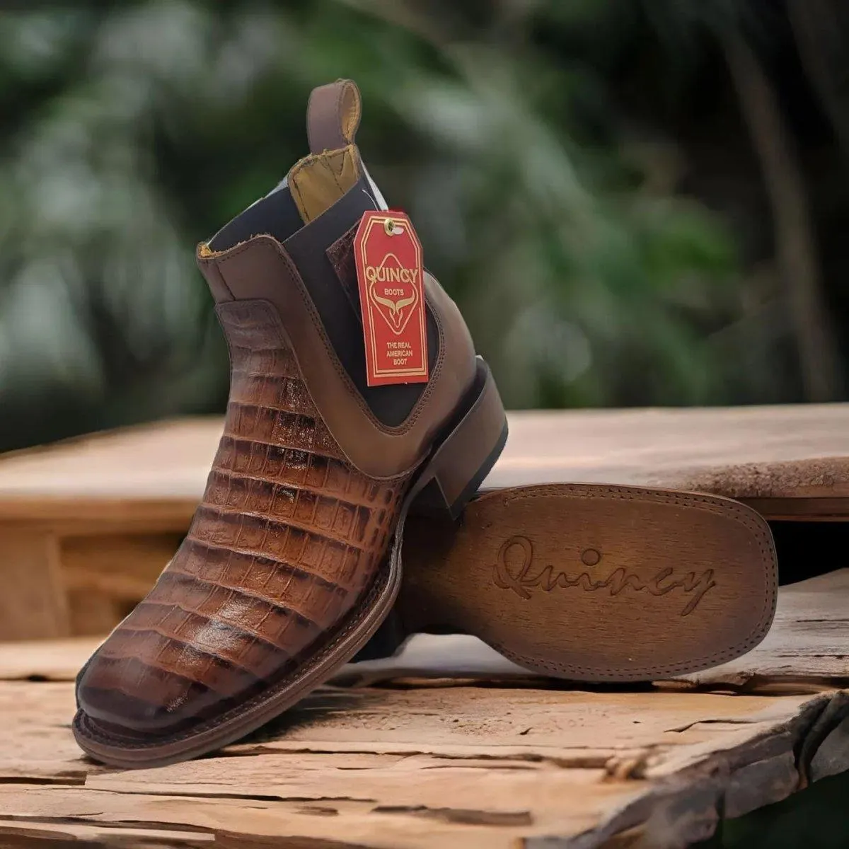 Botin de Cocodrilo Grabado Nuca con Punta Cuadrada Color Cognac Q82B8203