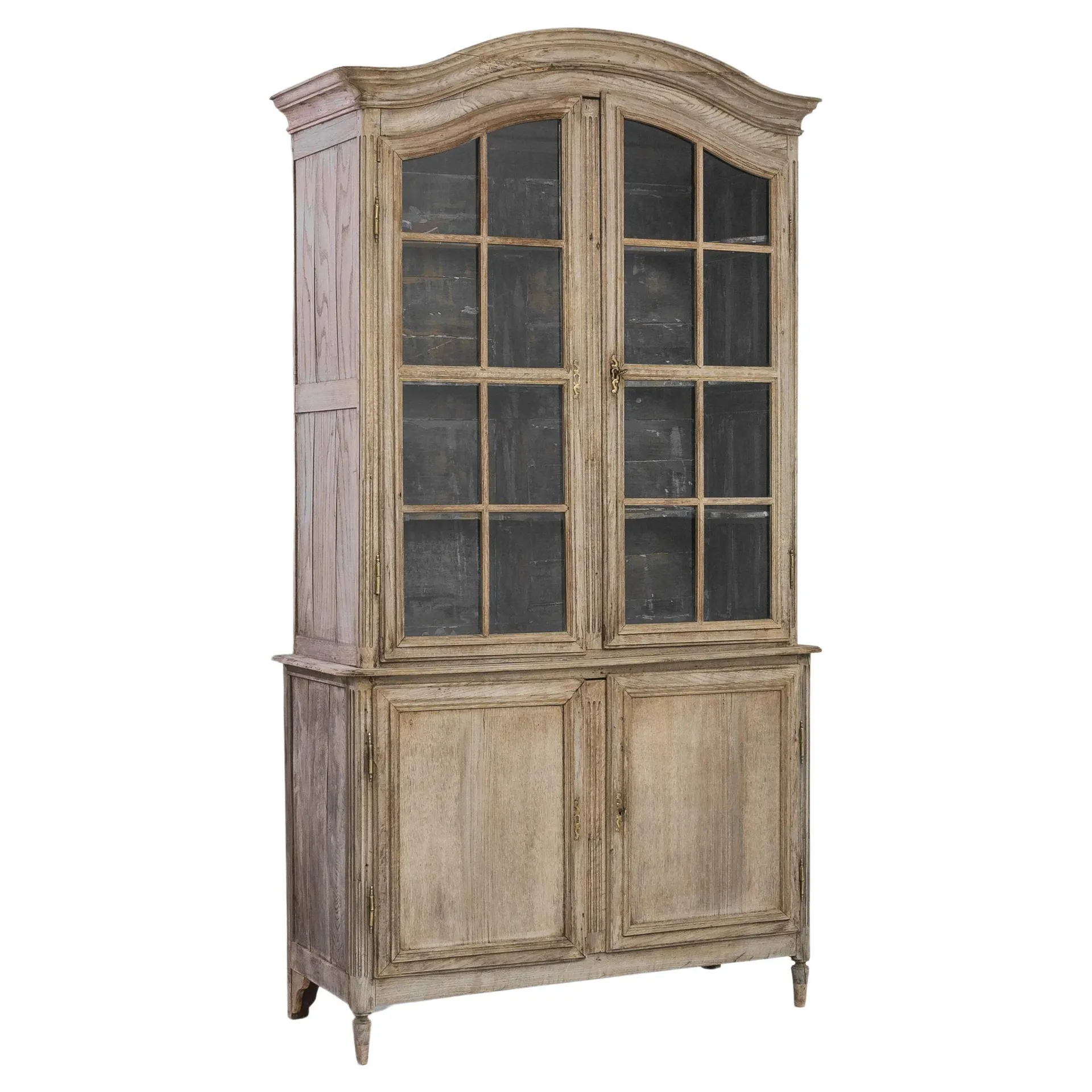 Vitrina de roble francés de la década de 1860 con interior patinado