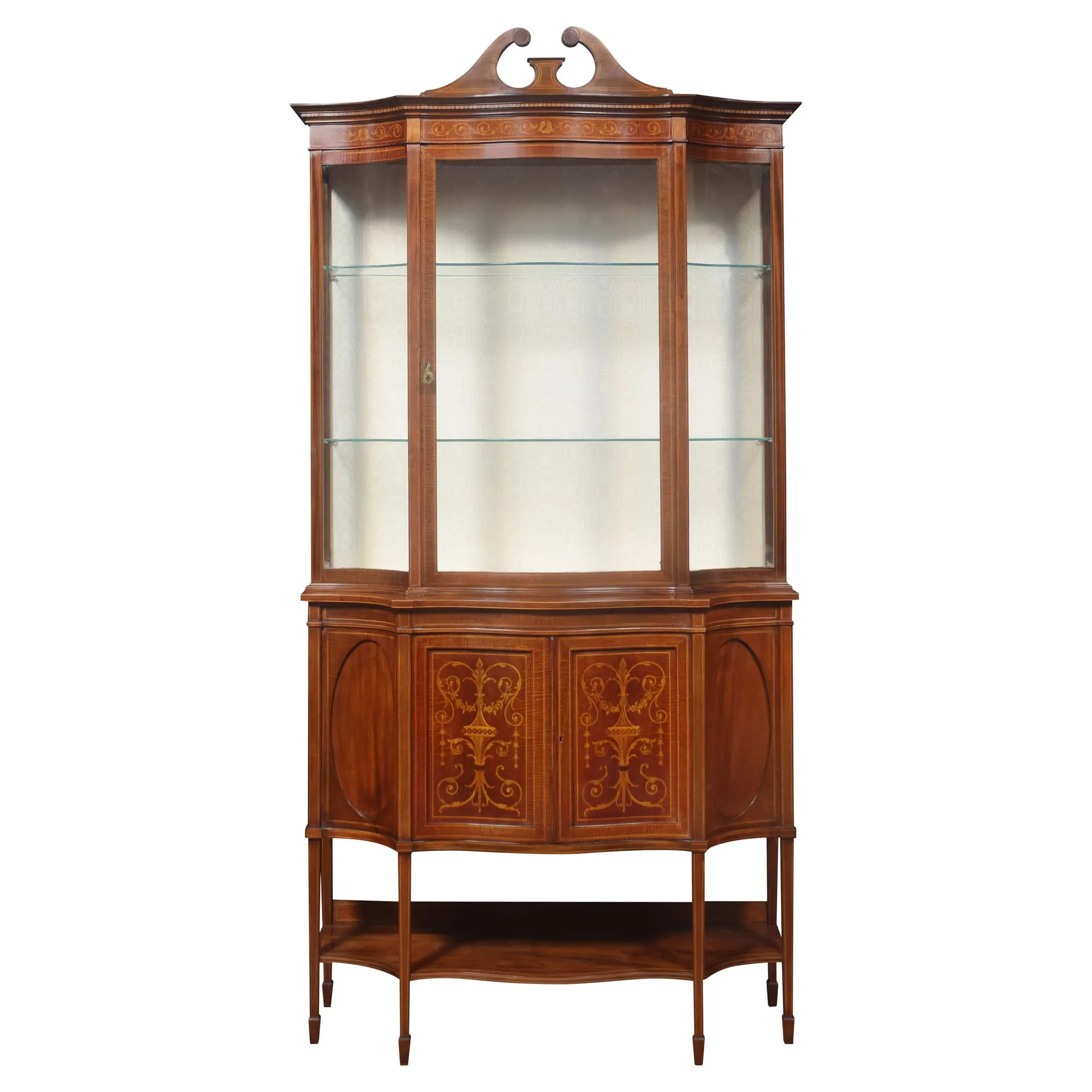 Vitrina con frente de serpentina y marquetería de caoba