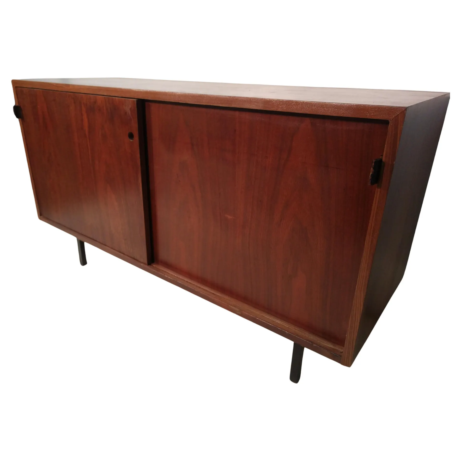 Credenza moderna de mediados de siglo Early Knoll de 2 puertas en nogal