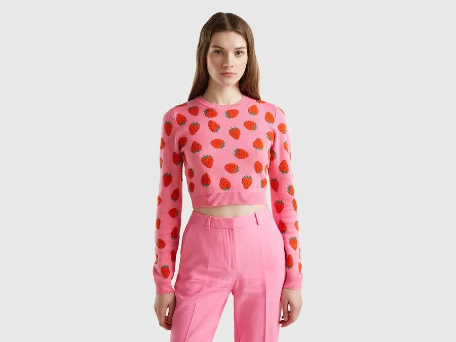 Jersey cropped rosa con estampado de fresas