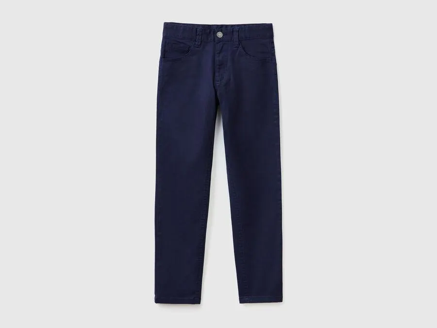 Pantalón ceñido con cinco bolsillos