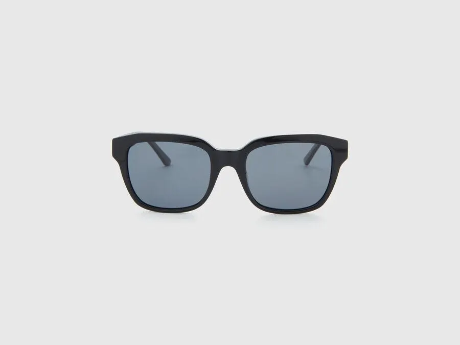 Gafas de sol negras con logotipo