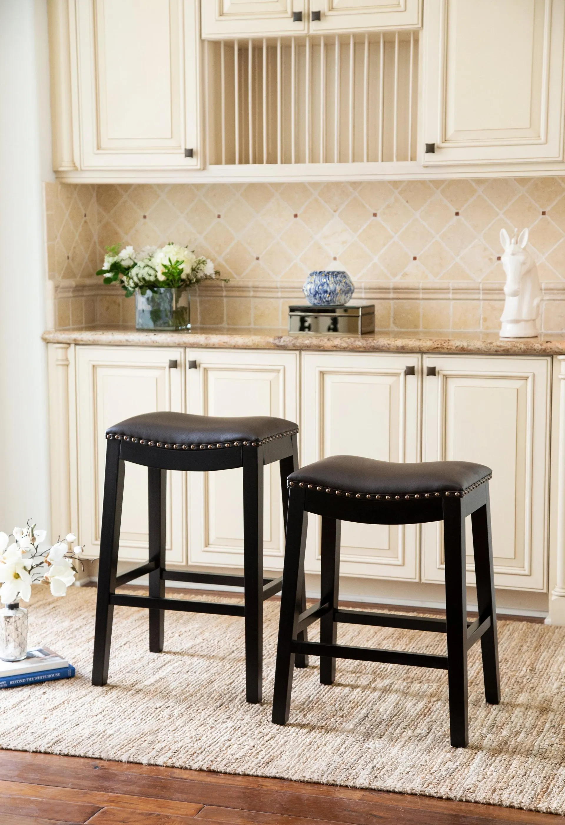 Dos taburetes Chapin para encimera de cuero reconstitudo