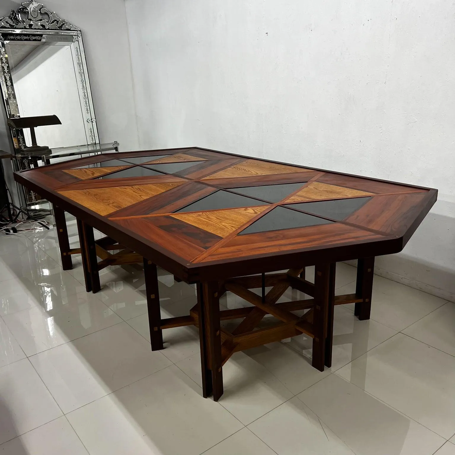 Mesa de Comedor Modernista de Diseño Personalizado de los Años 60 Elaborada Marquetería de Madera Maciza