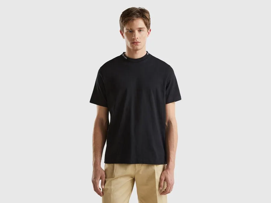 Camiseta negra con bordado en el cuello