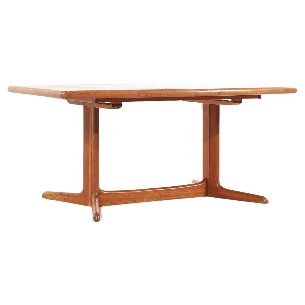 Mesa de comedor extensible de teca danesa de mediados de siglo estilo Dyrlund con 2 hojas