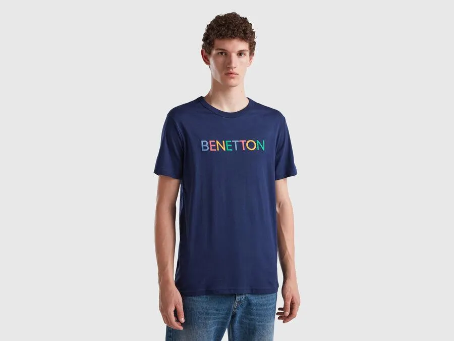 Camiseta azul oscuro de algodón orgánico con logotipo multicolor