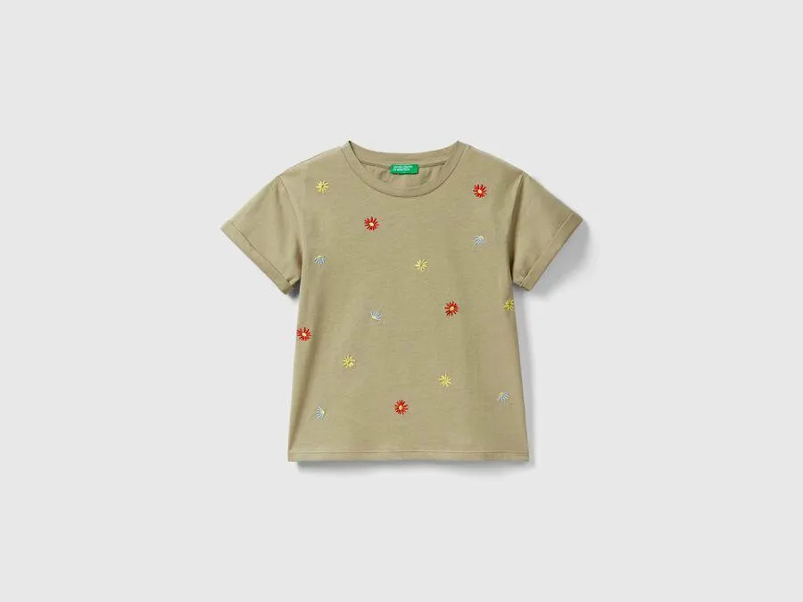 Camiseta con flores bordadas