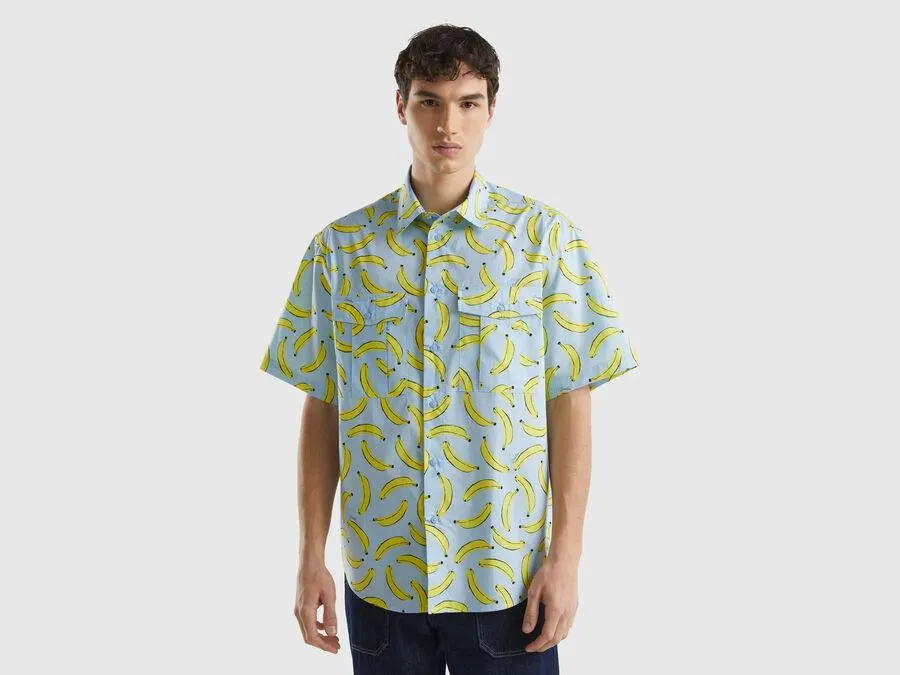 Camisa celeste con estampado de plátanos