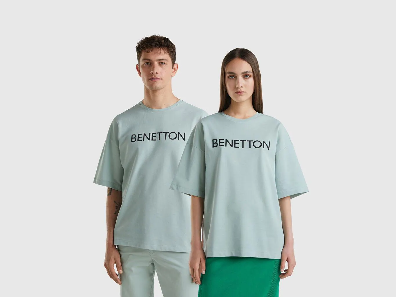 Gray t-shirt with logo print