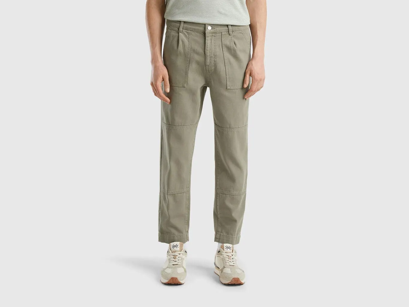 Relaxed fit trousers with pockets