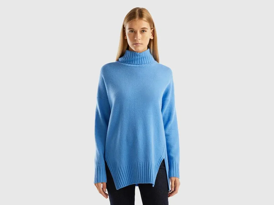 Turtleneck with slits