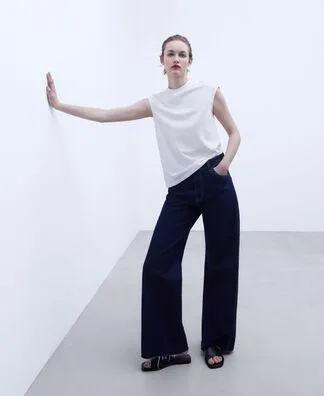 Square silhouette crew neckline T-shirt