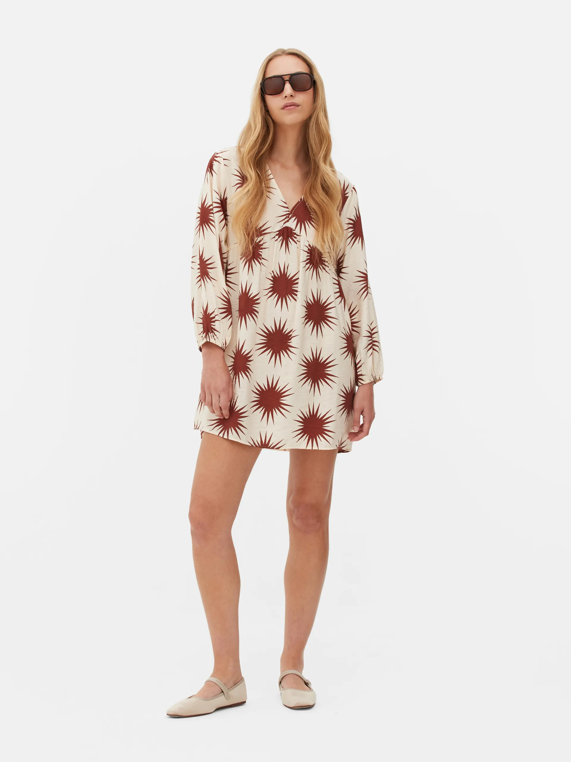 Vestido corto de cuello de pico y con vuelo