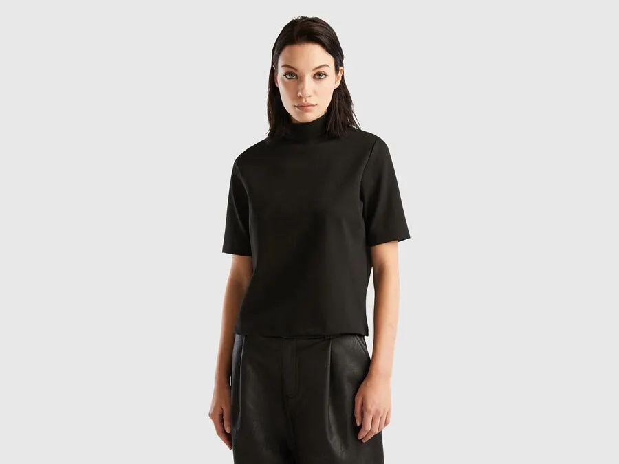 T-shirt with opening at back