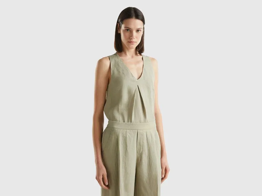 Sleeveless blouse in pure linen