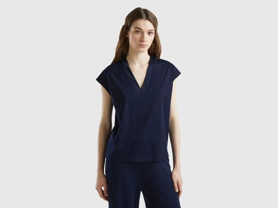 T-Shirt mit V-Ausschnitt vorne und hinten