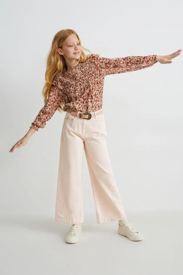 Wide leg jeans with belt