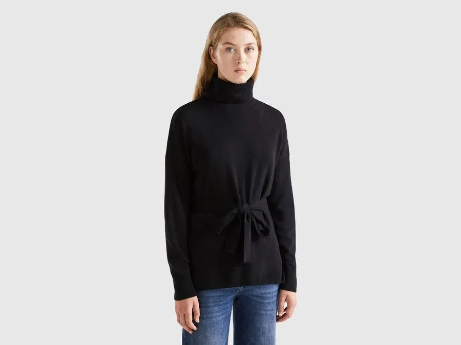 Turtle neck with oversized belt