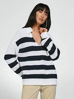 Knitted jumper with long sleeves