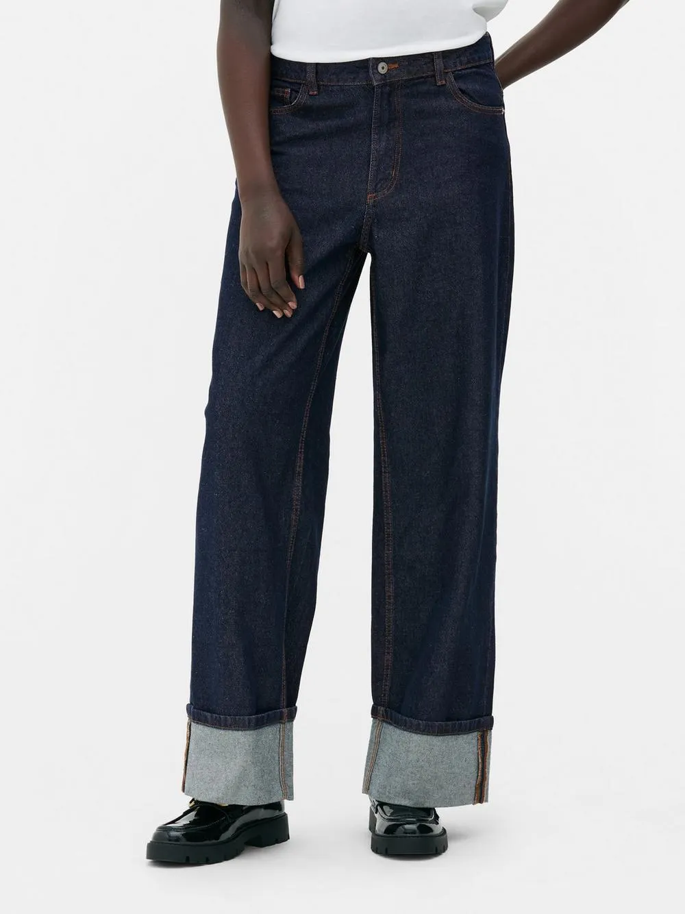 Vaqueros de pernera recta con bajo vuelto Rita Ora