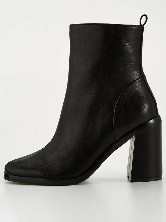 Block Heel Ankle Boot With Bubble Rand - Black
