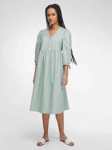 Dress with wide 3/4-length sleeves