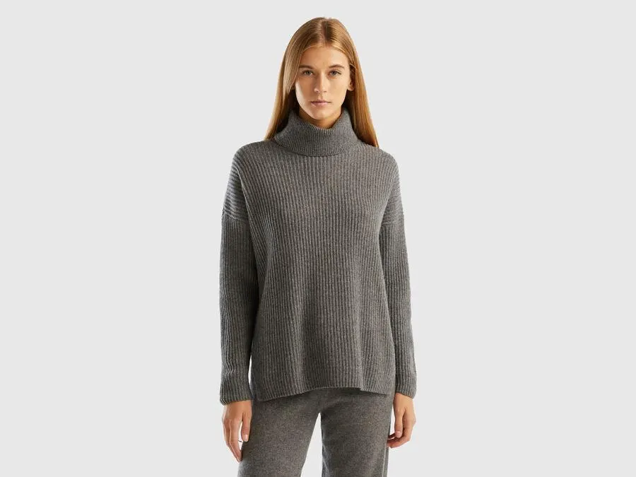 Turtleneck with wide collar