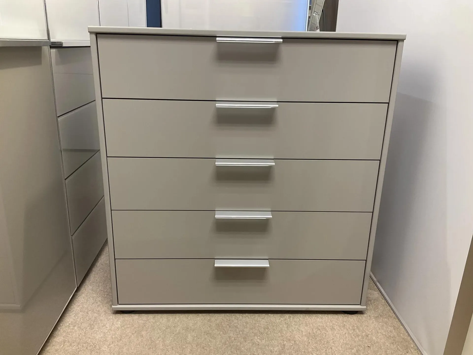 Oakland 5 Drawer Chest