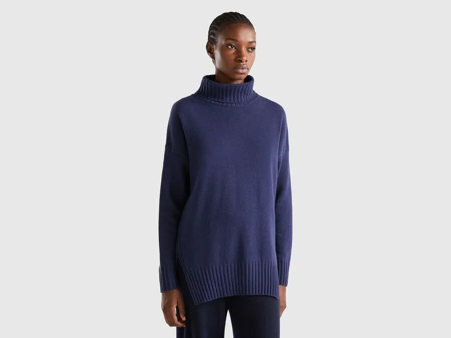 Turtleneck with slits