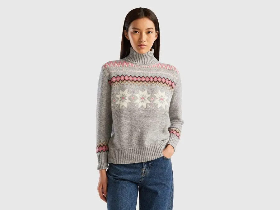 Turtleneck with geo patterns