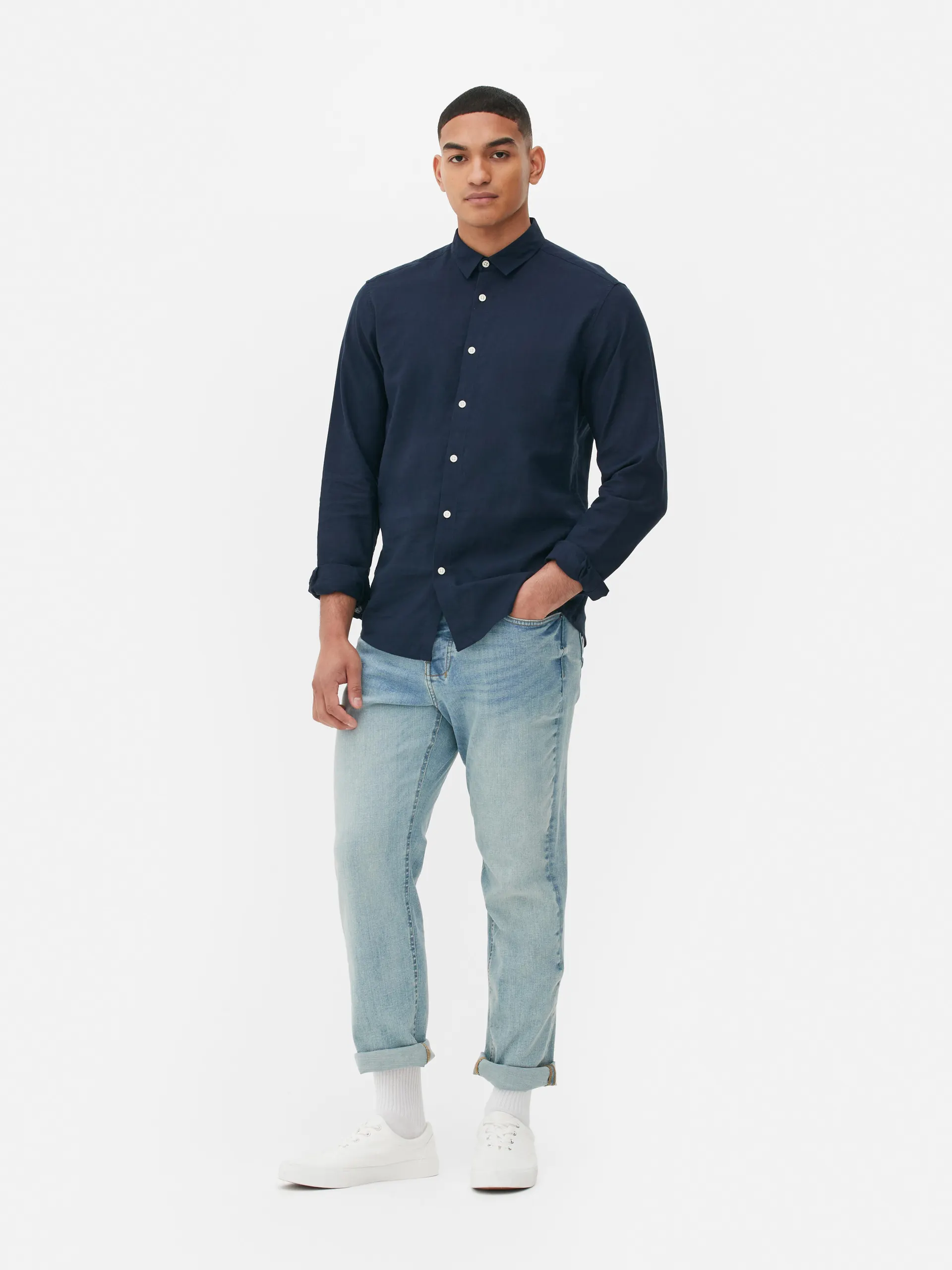 Basic-Hemd mit hochgerollten Ärmeln