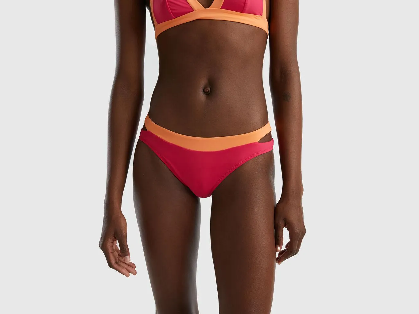 Swim bottoms in ECONYL® with porthole