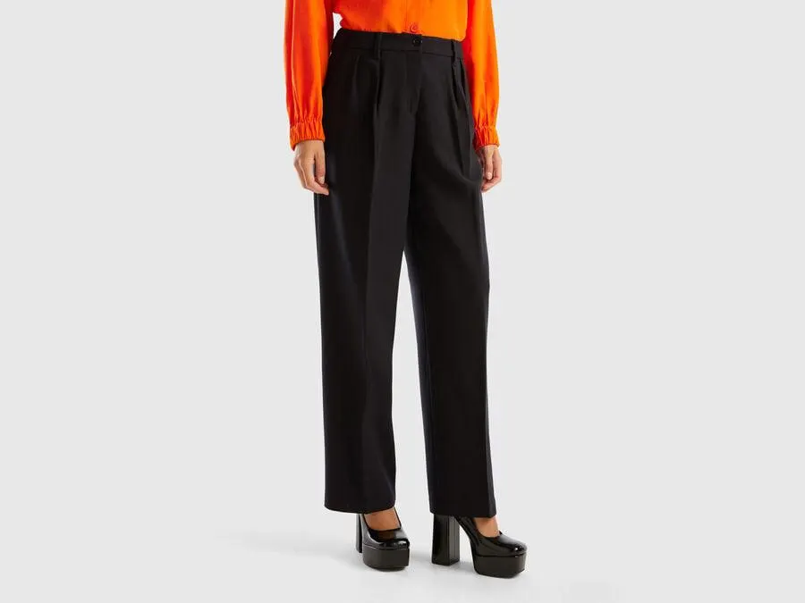 Wide trousers with pleats