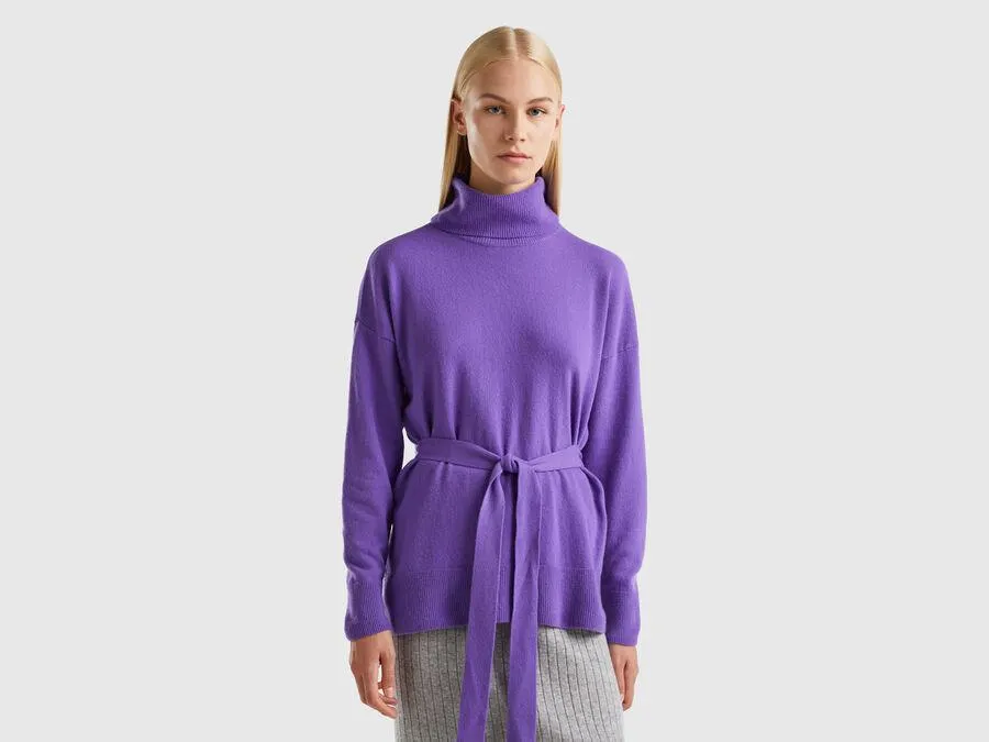 Turtle neck with oversized belt
