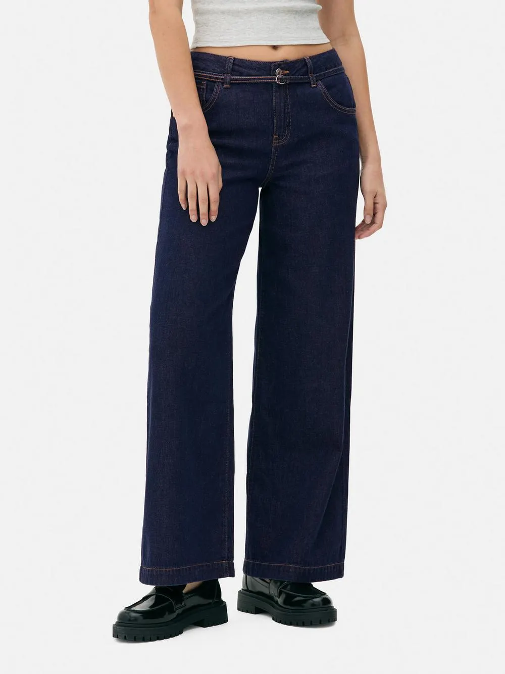 Jeans a gamba larga e vita media con cintura