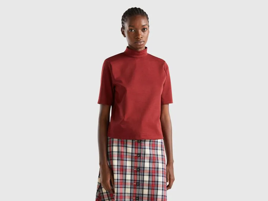 T-shirt with opening at back