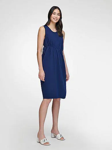Sleeveless knitted dress with round neckline