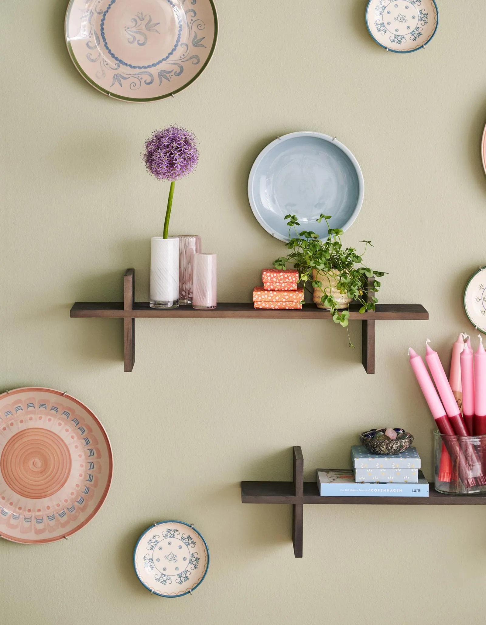 Wall shelf MDF/pinewood. 60 x 12 x 16.2 cm.