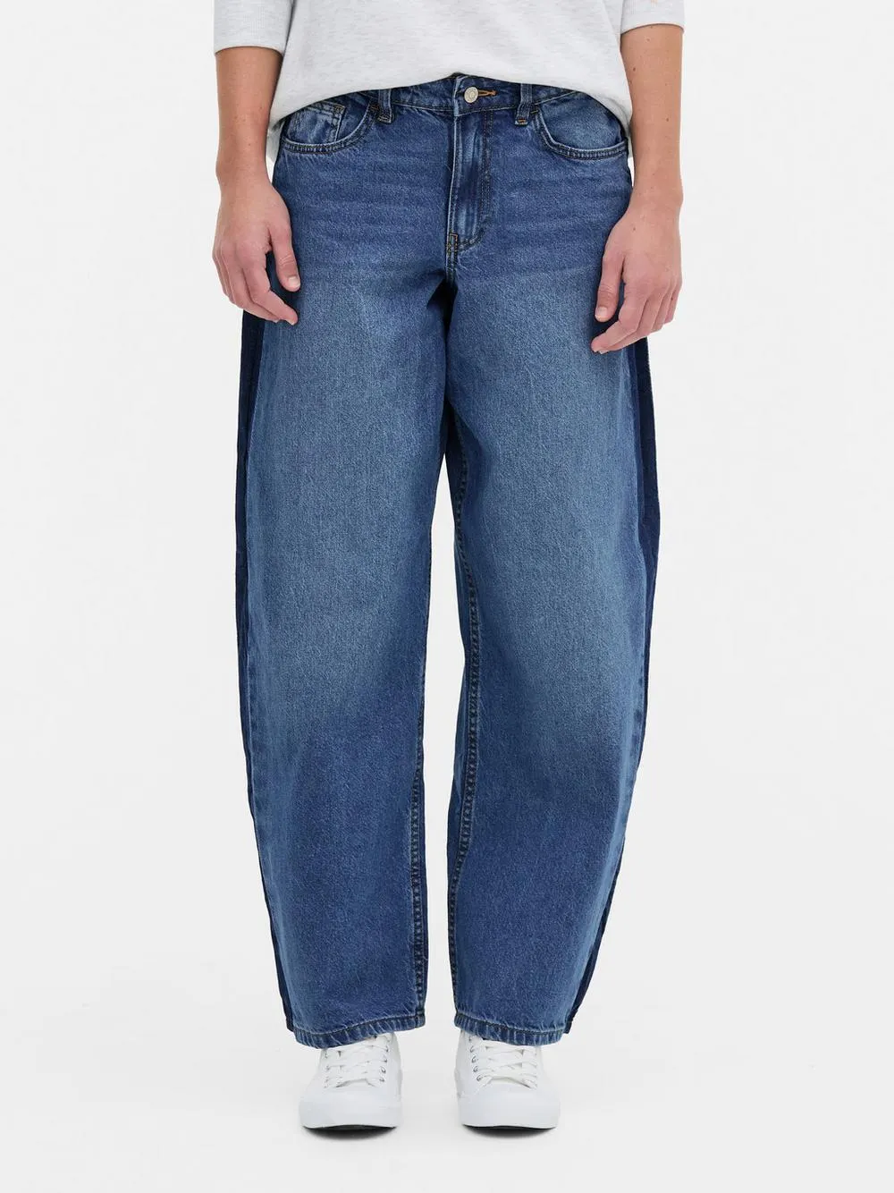 Jeans mit weitem Bein, mittlerer Leibhöhe und Kontrasteinsätzen