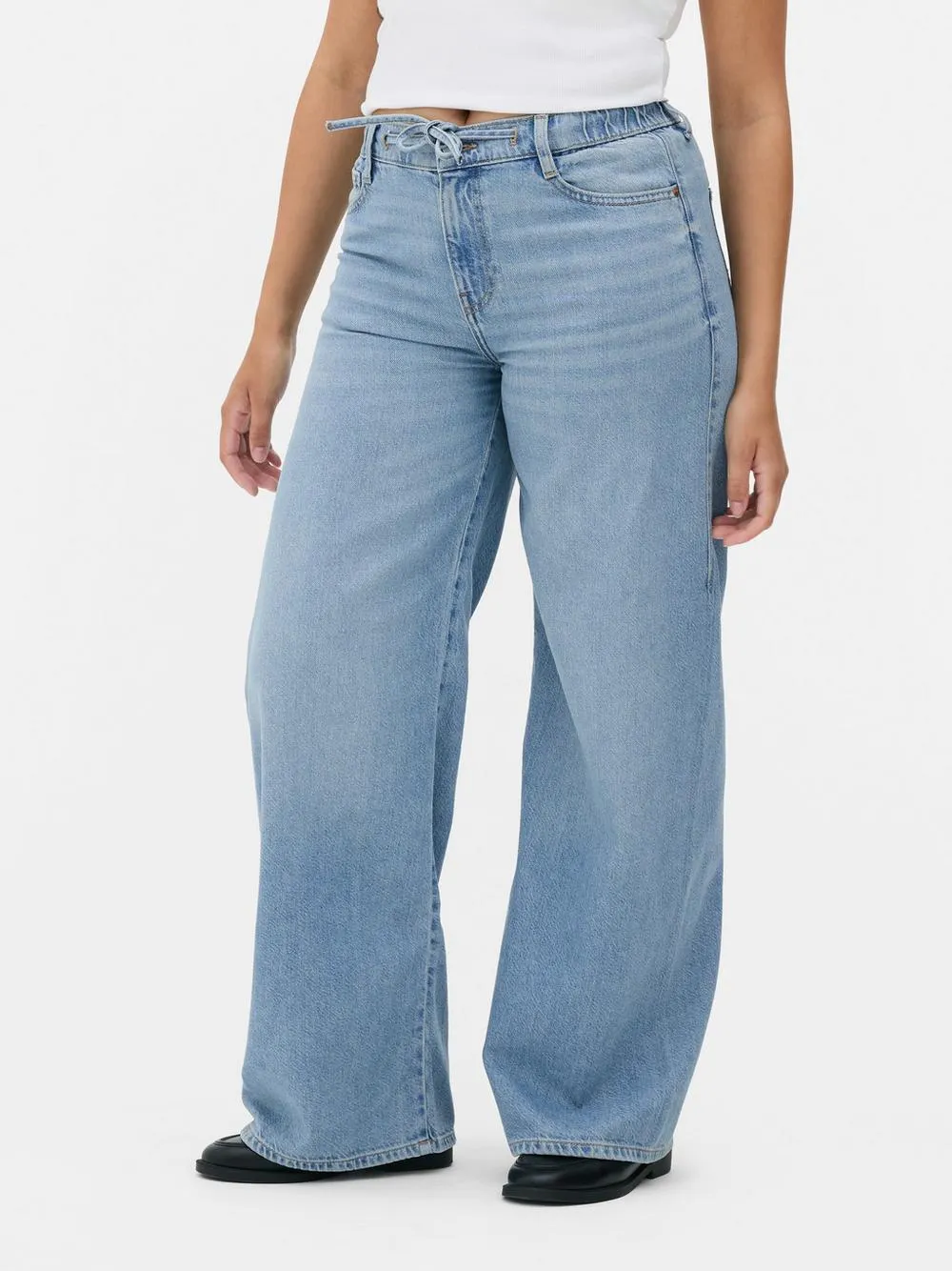 Jeans a vita alta a gamba larga con elastico