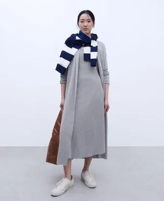 V-shaped crew neckline long dress