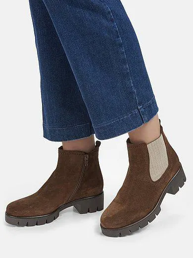 Ankle boots in calf suede