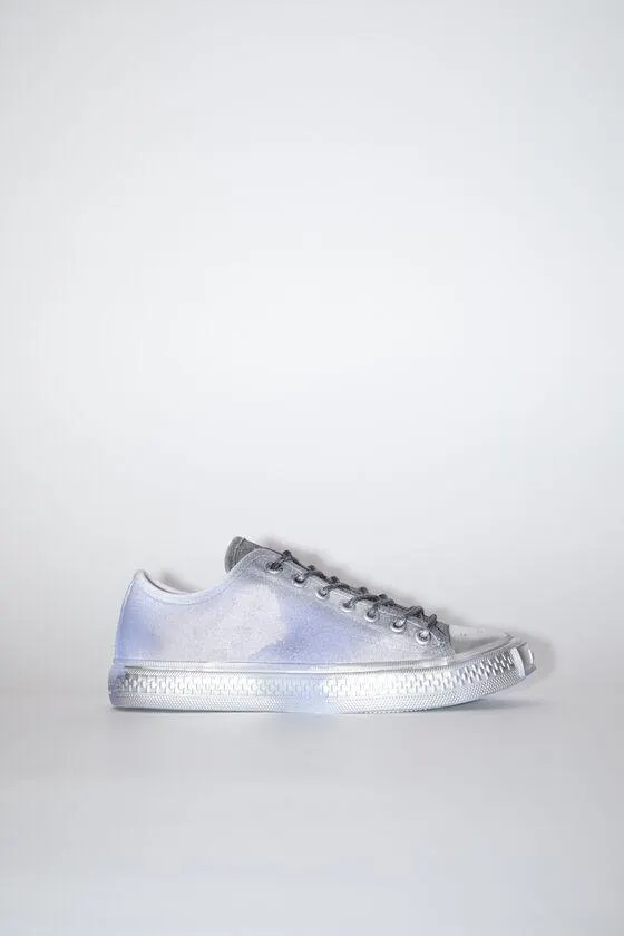 Sprayed low top sneakers