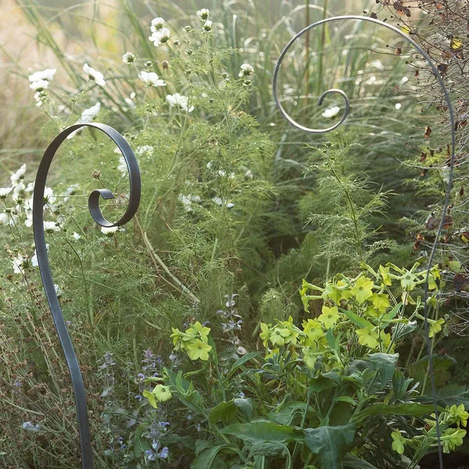 Border scroll hook stake - 106cm