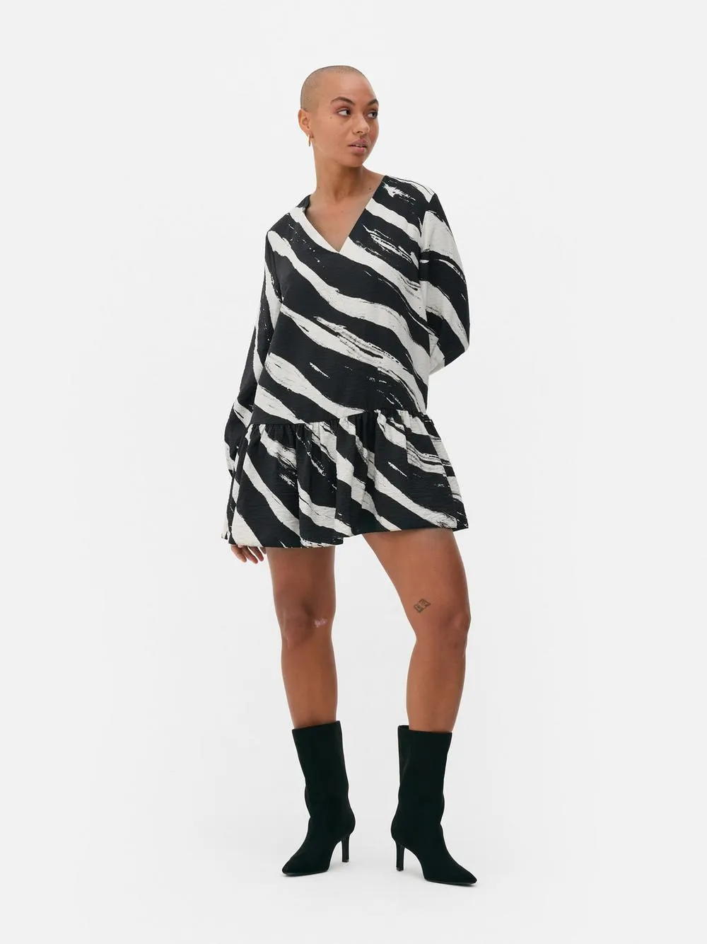 Minikleid mit V-Ausschnitt und tiefer Taille